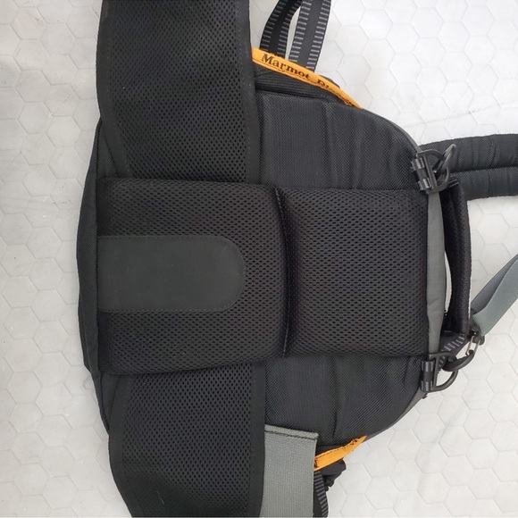 Marmot Walkabout Green and Black Bag - Picture 3 of 8